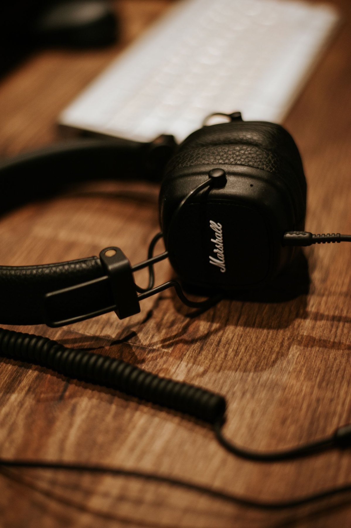 Headphones with a coiled detachable-style cable