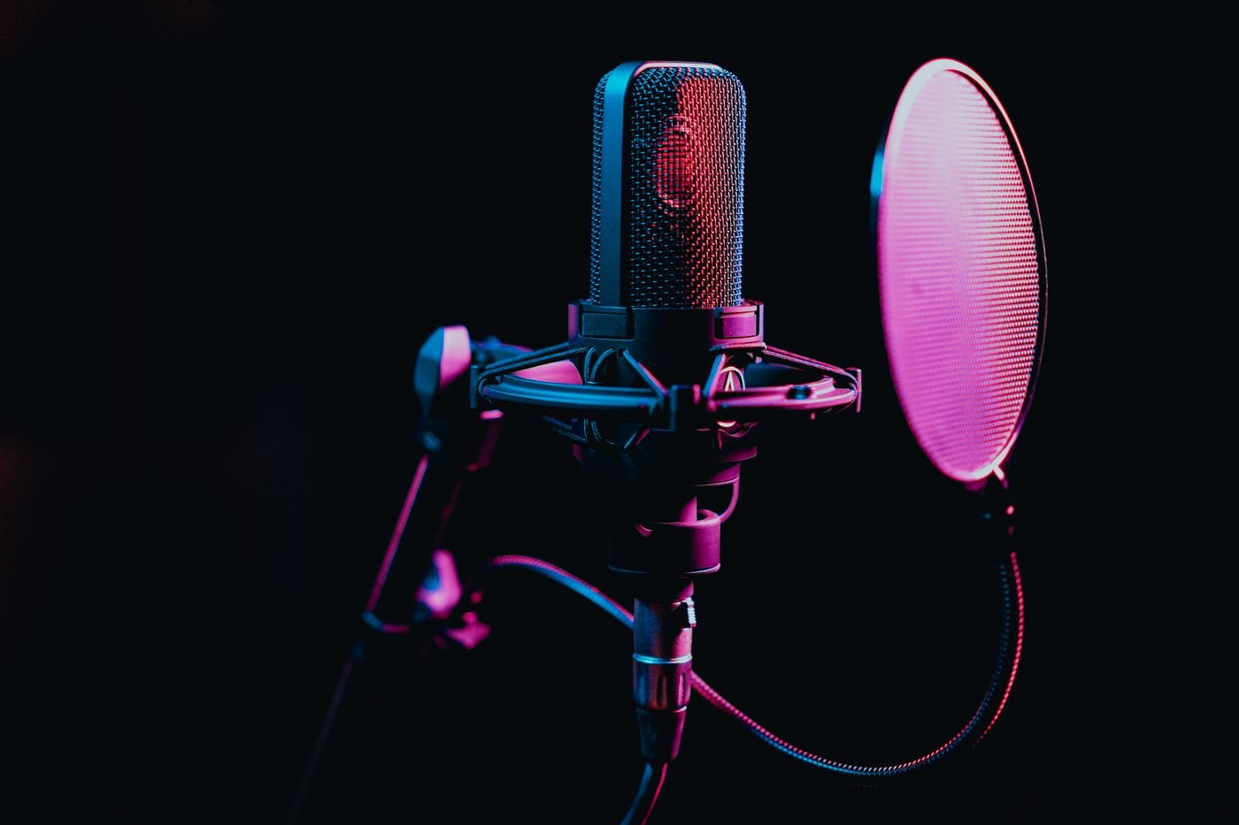 Microphone and pop filter in a desktop recording setup